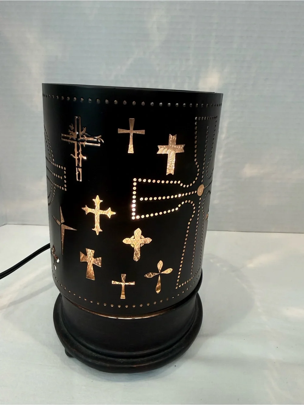 Ooh La Lamp with Decorative Cross Cover – Includes Glass Warming Dish